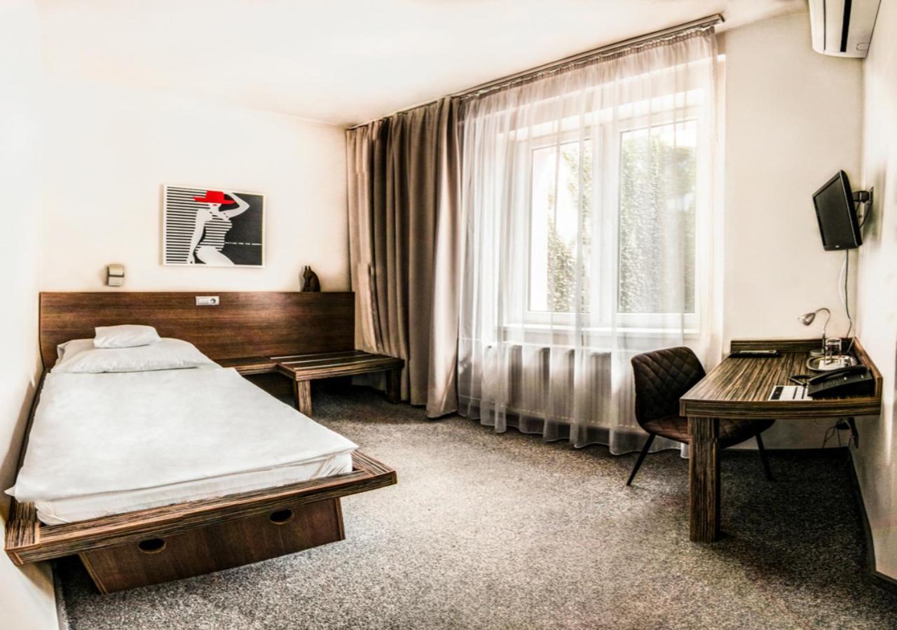 Standard Single Room,932376469:JPEG